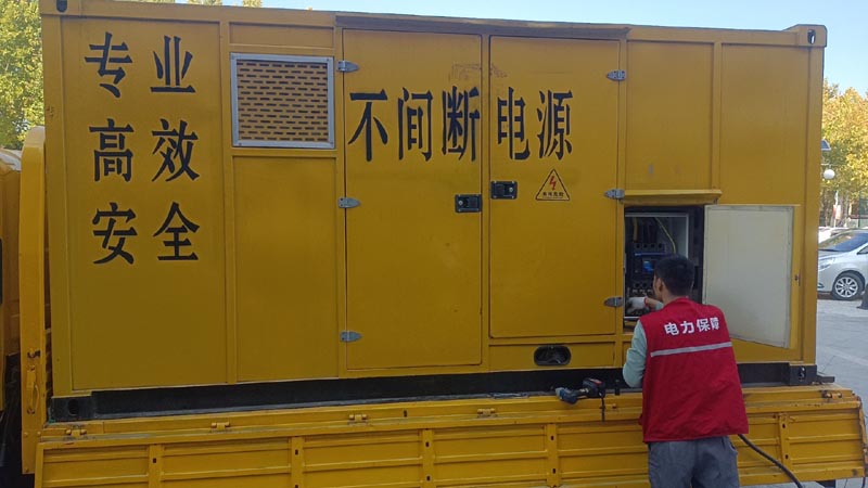 西湖柴油发电机组和UPS电源配合使用时，如何避免切换过程中的电力中断？
